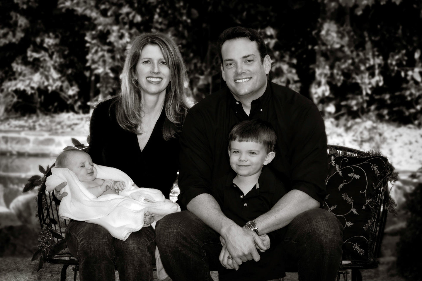 Family Portrait Black and White (Outdoors) Tracy McCrackin Photography - Tracy McCrackin Photography